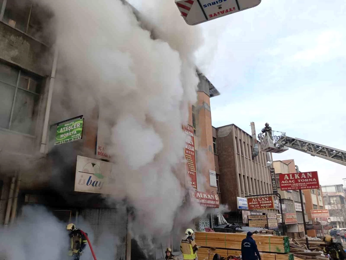Ankara'da torna ve mobilya atölyesinde yangın çıktı