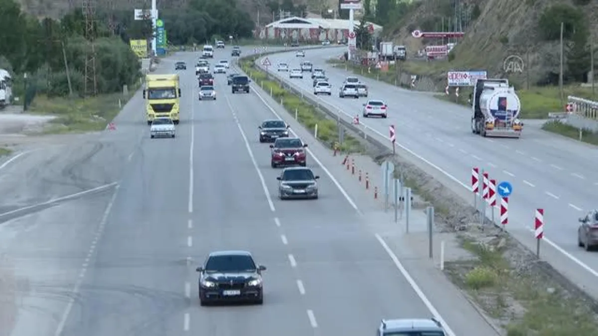 Kırıkkale-Ankara kara yolunda tatil dönüşü trafik yoğunluğu yaşanıyor