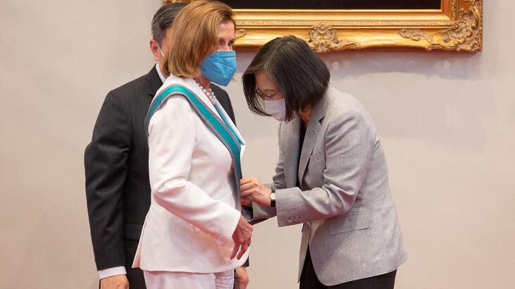 Tayvan'da Pelosi'ye şeref madalyası
